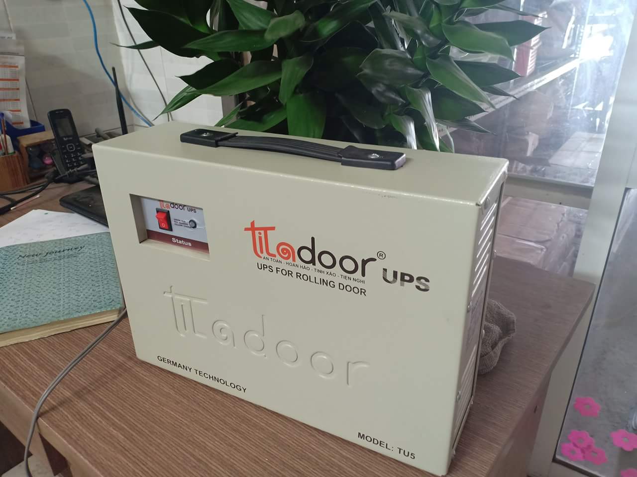 Lưu điện cửa cuốn Titadoor